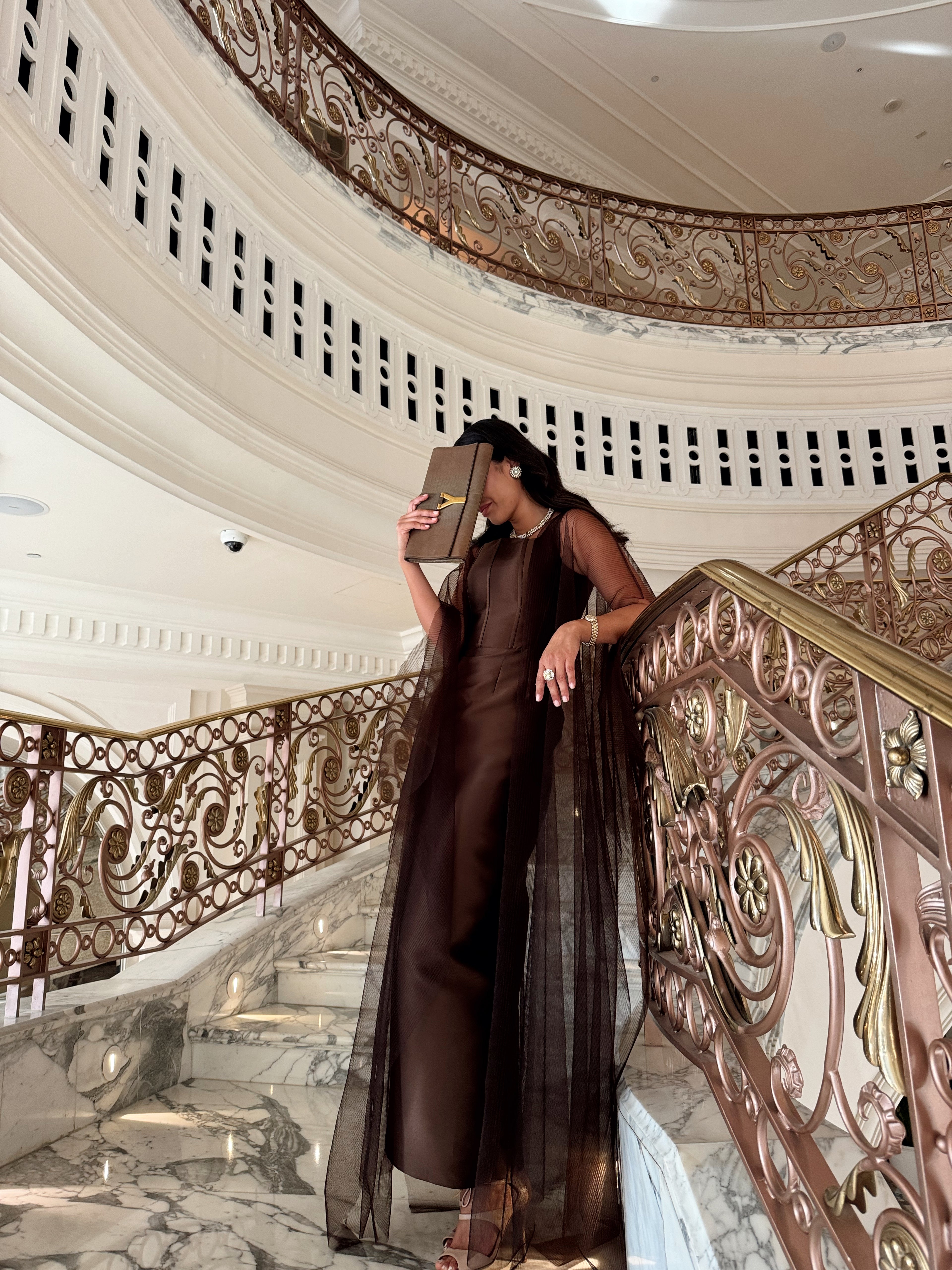 فستان مشد بني مع عباية